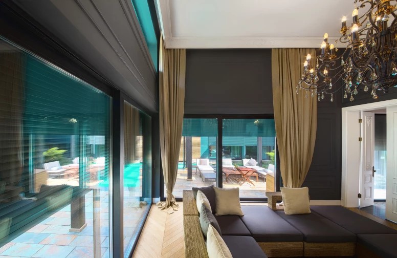 Jalüz pəncərə sistemləri ilə gözəl atmosfera